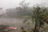 Cơn bão mạnh hiếm thấy đang "càn quét" miền Trung Cơn bão mạnh hiếm thấy đang "càn quét" miền Trung