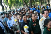 Hàng vạn người đổ về viếng Đại tướng Võ Nguyên Giáp Hàng vạn người đổ về viếng Đại tướng Võ Nguyên Giáp