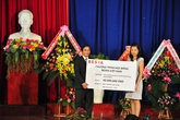 Trao học bổng cho sinh viên ĐH Đà Nẵng trong ngày khai giảng Trao học bổng cho sinh viên ĐH Đà Nẵng trong ngày khai giảng