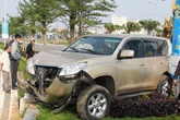 Người phụ nữ điều khiển “xế hộp” bay lên dải phân cách tông đổ trụ điện Người phụ nữ điều khiển “xế hộp” bay lên dải phân cách tông đổ trụ điện