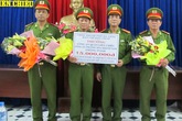 Thưởng nóng cho các đơn vị bắt tên cướp khống chế bốn sinh viên làm con tin Thưởng nóng cho các đơn vị bắt tên cướp khống chế bốn sinh viên làm con tin