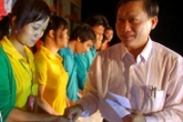 6.000 vé xe tặng công nhân về quê ăn Tết Giáp Ngọ 6.000 vé xe tặng công nhân về quê ăn Tết Giáp Ngọ