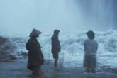 Ba người mắc kẹt giữa dòng nước lũ Ba người mắc kẹt giữa dòng nước lũ