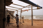Dân Quảng Bình dỡ nhà tránh siêu bão Haiyan Dân Quảng Bình dỡ nhà tránh siêu bão Haiyan