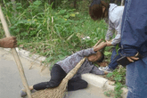 Phẫn nộ thiếu nữ 16 tuổi hành hung bà nội 70 tuổi ngay giữa đường Phẫn nộ thiếu nữ 16 tuổi hành hung bà nội 70 tuổi ngay giữa đường