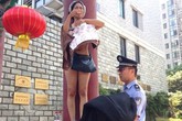Khỏa thân chốn công cộng để đòi quyền lợi cho người chồng đã khuất Khỏa thân chốn công cộng để đòi quyền lợi cho người chồng đã khuất