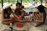 Bộ tộc "trần truồng" và tập tục xuyên xương khỉ qua môi Bộ tộc "trần truồng" và tập tục xuyên xương khỉ qua môi