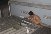 Hoang mang "người nhện" leo mái nhà, cướp của, hiếp dâm Hoang mang "người nhện" leo mái nhà, cướp của, hiếp dâm