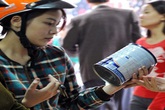 Choáng váng vì giá sữa, các bà mẹ thắt chặt hầu bao Choáng váng vì giá sữa, các bà mẹ thắt chặt hầu bao