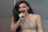 Angela Phương Trinh sửng sốt trước lệnh bị cấm biểu diễn Angela Phương Trinh sửng sốt trước lệnh bị cấm biểu diễn