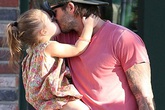 Sốt ảnh Beckham "khóa môi" con gái cưng giữa phố Sốt ảnh Beckham "khóa môi" con gái cưng giữa phố