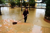 Xót xa trường lớp ngập tràn bùn đất sau lũ lớn Xót xa trường lớp ngập tràn bùn đất sau lũ lớn