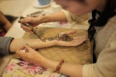 Cận cảnh cô gái vẽ Henna Tattoo thu bạc triệu mỗi tháng Cận cảnh cô gái vẽ Henna Tattoo thu bạc triệu mỗi tháng