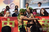 Đạo diễn Đặng Kiến Quốc cởi áo Can Lộ Lộ vì môi trường Đạo diễn Đặng Kiến Quốc cởi áo Can Lộ Lộ vì môi trường