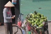 Người nghèo mưu sinh trong giá lạnh Người nghèo mưu sinh trong giá lạnh