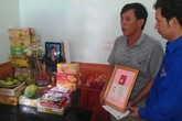 Trao huy hiệu tuổi trẻ dũng cảm cho nam sinh cứu người trong lũ dữ Trao huy hiệu tuổi trẻ dũng cảm cho nam sinh cứu người trong lũ dữ