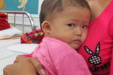Bất lực nhìn con thơ 1 tuổi quằn quại trong cơn đau Bất lực nhìn con thơ 1 tuổi quằn quại trong cơn đau
