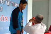 Chàng trai mù giật “vàng” bơi lội Chàng trai mù giật “vàng” bơi lội