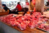 Đưa lợn chết ra thị trường tiêu thụ Đưa lợn chết ra thị trường tiêu thụ