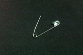 Bé 6 tháng tuổi nuốt kim băng vì mẹ đeo bùa lên áo Bé 6 tháng tuổi nuốt kim băng vì mẹ đeo bùa lên áo
