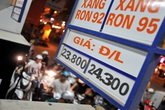 Giá xăng dầu thế giới lao dốc, trong nước vẫn án binh bất động Giá xăng dầu thế giới lao dốc, trong nước vẫn án binh bất động