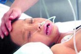 Bé gái 11 tuổi nguy kịch sau khi sinh con Bé gái 11 tuổi nguy kịch sau khi sinh con