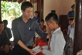 Trao bằng khen cho học sinh cứu 5 em nhỏ Trao bằng khen cho học sinh cứu 5 em nhỏ