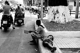 Cần xử lý nghiêm những người lôi kéo trẻ đi ăn xin Cần xử lý nghiêm những người lôi kéo trẻ đi ăn xin