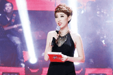 Vụ MC Giọng hát Việt 2013 bị “ném đá”: Yumi “trốn” báo, Đinh Hương suýt ngất vì đau tim Vụ MC Giọng hát Việt 2013 bị “ném đá”: Yumi “trốn” báo, Đinh Hương suýt ngất vì đau tim