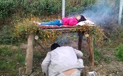 Không có tiền phẫu thuật, cha xông khói chữa bệnh cho con gái Không có tiền phẫu thuật, cha xông khói chữa bệnh cho con gái