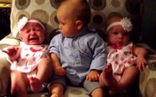 Khoảnh khắc cực đáng yêu bé 2 tuổi với 2 em gái sinh đôi Khoảnh khắc cực đáng yêu bé 2 tuổi với 2 em gái sinh đôi