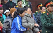 Bố mẹ khóc ngất bên linh cữu con gái bị xe chở rác cán tử vong Bố mẹ khóc ngất bên linh cữu con gái bị xe chở rác cán tử vong