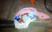 Bé trai mới sinh chưa cắt rốn bị bỏ rơi lạnh lẽo trong chùa đêm đông giá Bé trai mới sinh chưa cắt rốn bị bỏ rơi lạnh lẽo trong chùa đêm đông giá