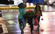 Những dáng hình mưu sinh trong đêm mưa Hà Nội Những dáng hình mưu sinh trong đêm mưa Hà Nội