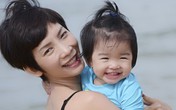 Mẹ con Xuân Lan vui đùa bên bờ biển Phú Quốc Mẹ con Xuân Lan vui đùa bên bờ biển Phú Quốc
