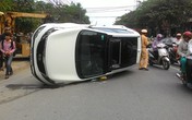 Ô tô đâm nhau chổng bánh giữa phố Ô tô đâm nhau chổng bánh giữa phố