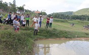 Mẹ đi mua sữa về phát hiện hai con trai chết nổi dưới ao Mẹ đi mua sữa về phát hiện hai con trai chết nổi dưới ao