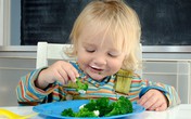 Chống táo bón cho trẻ bằng chất xơ Chống táo bón cho trẻ bằng chất xơ