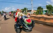 Chú rể cưỡi siêu mô tô rước dâu gây xôn xao Chú rể cưỡi siêu mô tô rước dâu gây xôn xao