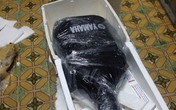Đàn ghita chứa súng, lựu đạn gửi máy bay từ Sài Gòn ra Bắc Đàn ghita chứa súng, lựu đạn gửi máy bay từ Sài Gòn ra Bắc