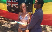 Nữ phóng viên diện bikini đưa tin về G20 Nữ phóng viên diện bikini đưa tin về G20