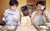 Quá "chán" cách mẹ Việt cho con ăn Quá "chán" cách mẹ Việt cho con ăn