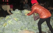 Tiểu thương lách luật mang rau bẩn vào thị trường Tiểu thương lách luật mang rau bẩn vào thị trường