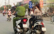 Công an đi SH không gương cạnh cô gái đầu trần lái Liberty Công an đi SH không gương cạnh cô gái đầu trần lái Liberty