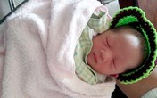 Bé trai sơ sinh còn nguyên dây rốn bị bỏ rơi trên băng đá Bé trai sơ sinh còn nguyên dây rốn bị bỏ rơi trên băng đá