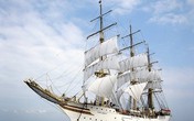Bài trí hình thuyền buồm giúp doanh nhân may mắn Bài trí hình thuyền buồm giúp doanh nhân may mắn
