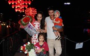 Chồng lãng mạn chèo thuyền Kayak “tỏ tình” với... vợ tại cầu tàu “khóa tình yêu” Chồng lãng mạn chèo thuyền Kayak “tỏ tình” với... vợ tại cầu tàu “khóa tình yêu”