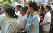 Những đứa trẻ không lớn trong chiếc áo quá chật Những đứa trẻ không lớn trong chiếc áo quá chật