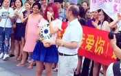 Ông già U60 cầu hôn bạn gái 9X ở trung tâm thương mại Ông già U60 cầu hôn bạn gái 9X ở trung tâm thương mại