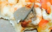 Kinh hãi bé gái ăn phải lưỡi dao dài hơn 2cm trong bánh Kinh hãi bé gái ăn phải lưỡi dao dài hơn 2cm trong bánh
